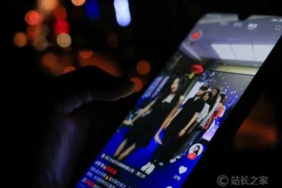 社交APP日引几千男粉的另类玩法